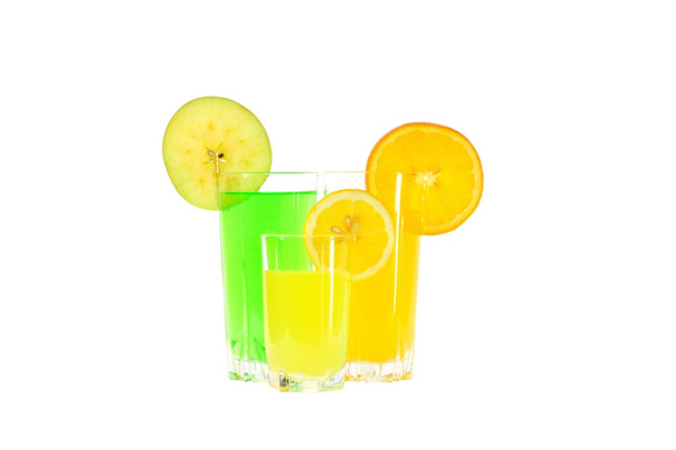 Elma, portakal ve limon dilim meyve suyuyla kadeh - Fotoğraf, Görsel
