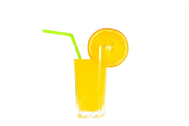 Стакан сока с соломой и апельсиновым ломтиком
 - Фото, изображение