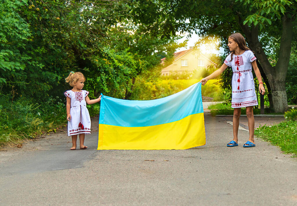 Enfants Ukrainiens dans vyshyvanka sont patriotes. Concentration sélective. victoire, - Photo, image