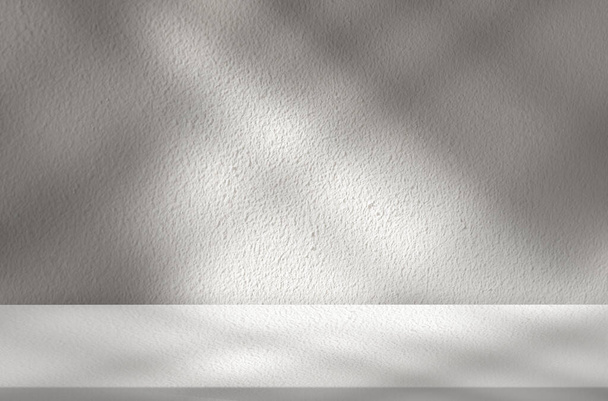 Studio-Hintergrund Betonwand Textur mit Blättern Schatten und Sonnenlicht Linie auf Zementboden, Leere graue Studio-Raumdisplay mit Podium, Hintergrund Banner für Kosmetikprodukt, Mockup Beauty-Präsentation - Foto, Bild