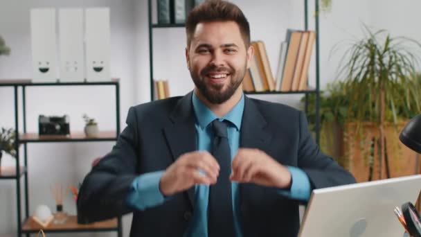 Ich liebe dich. Kaukasischer Geschäftsmann macht Symbol der Liebe, zeigt Herzenszeichen in die Kamera, drückt romantische Gefühle aus, drückt aufrichtig positive Gefühle am Büroarbeitsplatz aus. Nächstenliebe, Dankbarkeit, Spende - Filmmaterial, Video