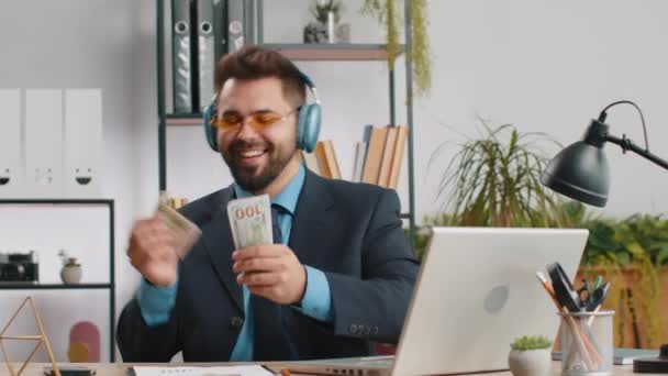 Kaukasische zakenman houdt fan van contant geld dollar bankbiljetten te vieren, dans, succes carrière, loterij jackpot spel winnaar, groot inkomen, rijkdom op kantoor thuis werkplek bureau. Afstandsbediening - Video