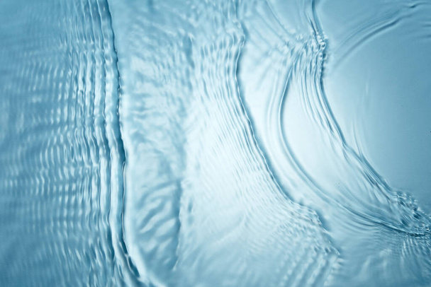 abstracto fondo azul de gotas de agua y burbujas, agua congelada, primer plano - Foto, imagen