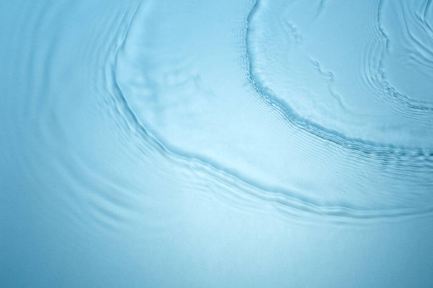 elvont kék háttér vízcseppek és buborékok, fagyasztott víz, közelről - Fotó, kép