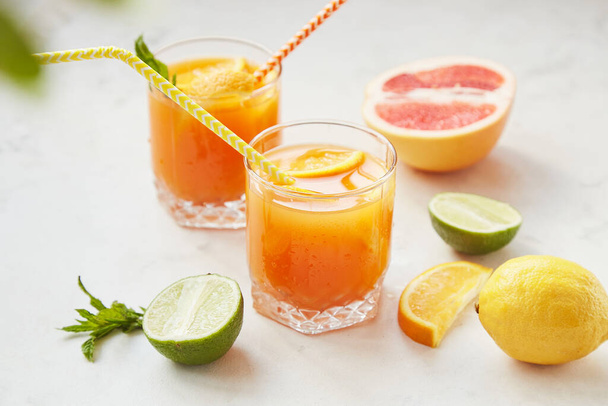 Alkoholmentes, nulla prof. citrustartalmú italok grapefruittal, narancssárgával, citrommal és lime-mal. Méregtelenített vitaminizált egészséges ital - Fotó, kép