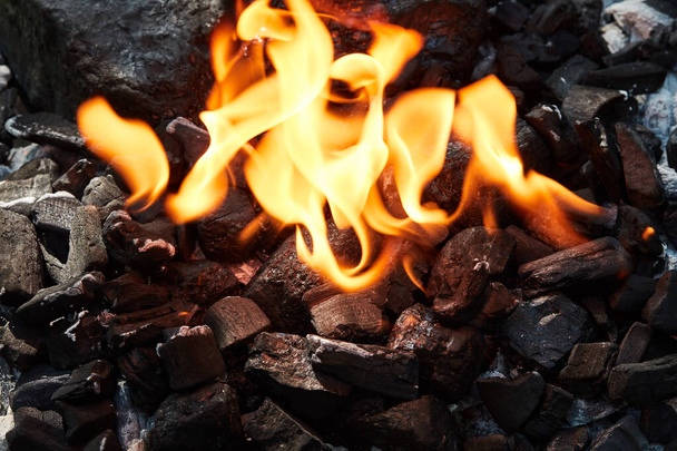 Feuerkohle, Kohlen und Kohlen, Kohlen, Feuer. - Foto, Bild