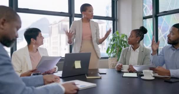 Pytania, ludzie biznesu lub czarna kobieta uczy w spotkaniu dla planowania, coachingu lub szkolenia grupowego. Pytanie, nauka lub kobieta, afrykański CEO mówiący, pomagający lub mówiący w mentoringu w biurze. - Materiał filmowy, wideo