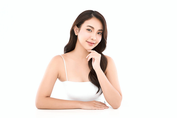 Schöne junge asiatische Frau mit sauberer, frischer Haut auf weißem Hintergrund, Gesichtspflege, Gesichtsbehandlung, Kosmetologie, Schönheit und Wellness, asiatische Frauenporträt. - Foto, Bild