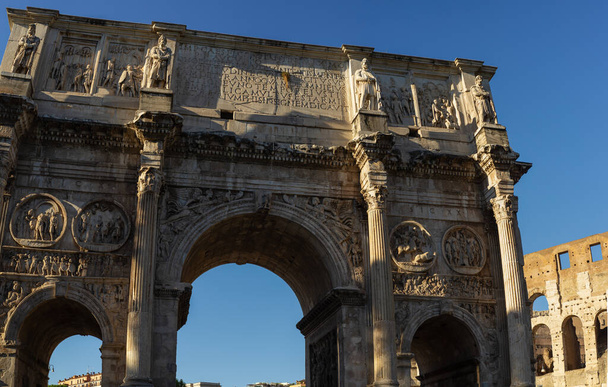 Konstantin boltozata, egy diadalív három ívvel, Rómában, nem messze a római Colosseumtól, Olaszországban. - Fotó, kép
