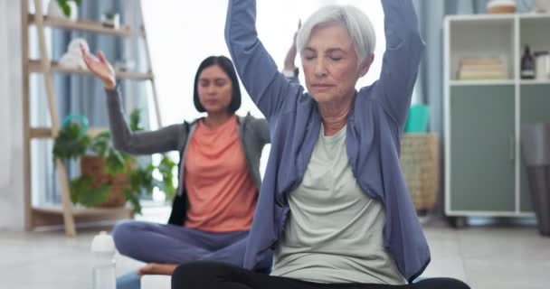 Oudere vrouw, meditatie en ademhaling in yoga, klasse en ontspanning in spirituele training, training of focus op wellness-oefening. Mediteren, ademen en kalmeren namaste voor vrede en gezondheid in pensionering. - Video