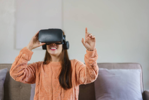 Naiset koskettaa ilmassa nauttia kokemusta virtuaalitodellisuus suojalasit ja katsella videopelejä. - Valokuva, kuva