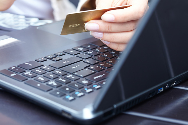 kobieta trzyma karty kredytowej na laptopie - Zdjęcie, obraz