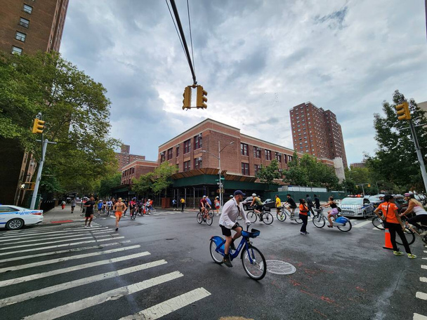 2023 Summer Streets New York. 12. August 2023, New York, USA: In allen fünf Bezirken von New York City begannen die Summer Streets 2023, die an ausgewählten Samstagen zwischen 7 und 13 Uhr stattfinden, wo die Menschen spielen, spazieren und Fahrrad fahren können.  - Foto, Bild