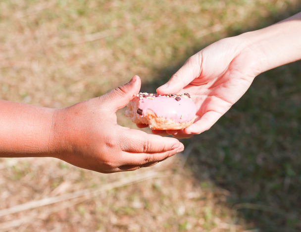 Ein Donut für ein Kind. - Foto, Bild
