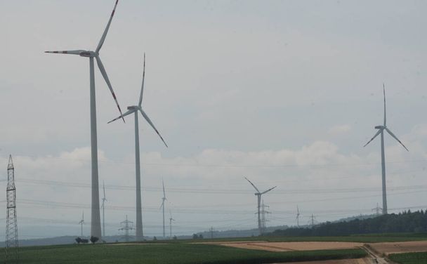 windwiel- of windturbine voor het opwekken van elektrische energie en stroom - Foto, afbeelding