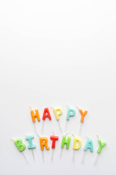 Sanat onnellinen syntymäpäivä muodostettu kynttilän kirjaimia eristetty yli valkoinen kopioi tilaa. Pystysuora laukaus. - Valokuva, kuva