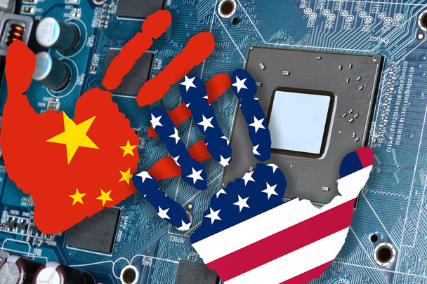 中国および米国の旗の色が付いているプロセッサそしてマイクロチップが付いているグラフィック カード. 中国,台湾,韓国,米国間のマイクロチップ製造の世界的な戦いと独占のためのコンセプト. - 写真・画像