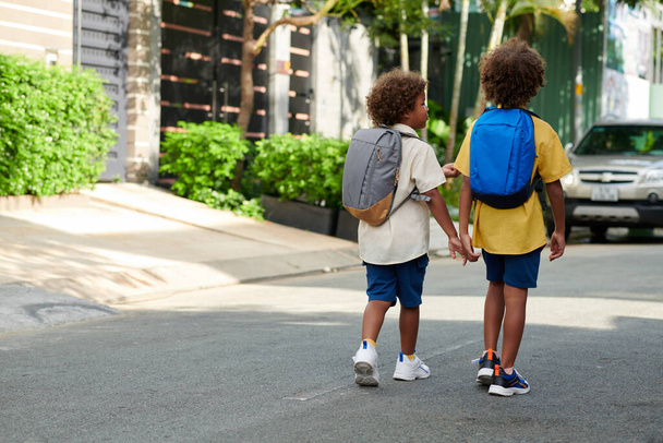 Дети с рюкзаками идут в школу по утрам - Фото, изображение