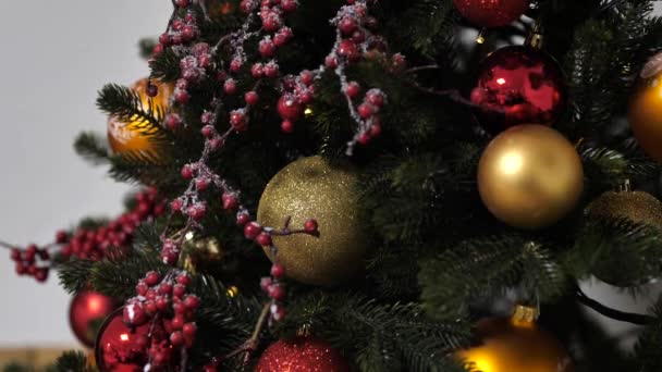 Árbol de Navidad decorado con bolas de colores y guirnaldas - Metraje, vídeo