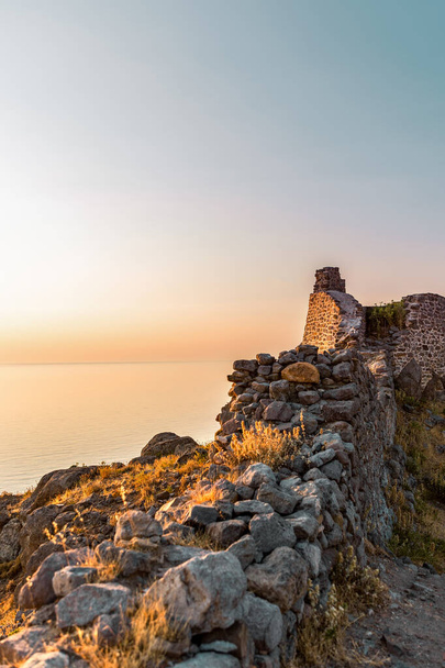 Vista sul tramonto dal castello medievale bizantino di Myrina a Lemnos o nell'isola greca di Limnos Mar Egeo settentrionale. - Foto, immagini