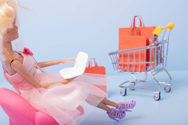 ショッピングバッグが付いているラップトップおよびスーパーマーケットのバスケットとの人形. オンライン販売コンセプト. - 写真・画像