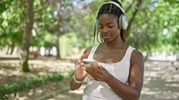Αφρο-Αμερικανίδα που ακούει μουσική να χορεύει στο πάρκο - Πλάνα, βίντεο