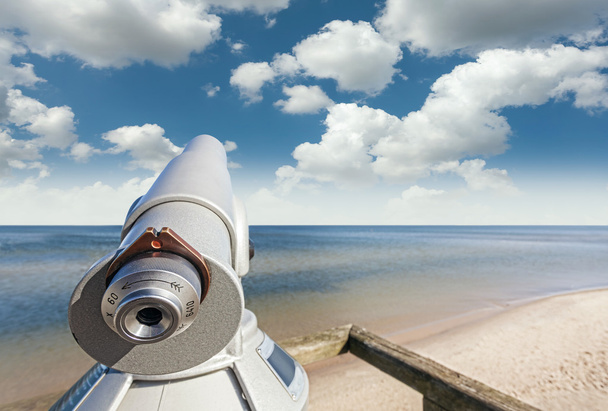 Télescope sur une plage pointée vers un ciel magnifique
. - Photo, image