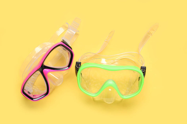 Máscaras de natación diferentes sobre fondo amarillo - Foto, imagen