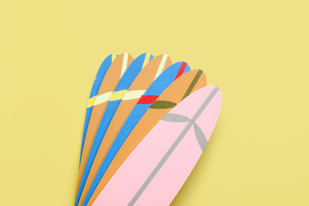 Различные мини-доски для серфинга на желтом фоне - Фото, изображение