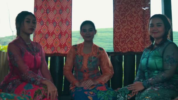 un grupo de bailarines tradicionales indonesios se reúnen con amigos para celebrar juntos en un pabellón con gran entusiasmo - Metraje, vídeo