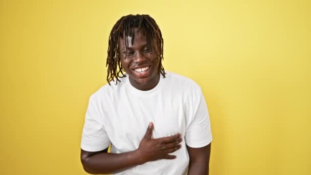 hombre afroamericano riendo mucho sobre aislado amarillo fondo - Metraje, vídeo
