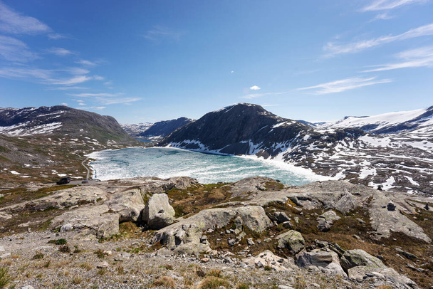 Lago Djupvatnet na Noruega. Verão neve e gelo - Foto, Imagem