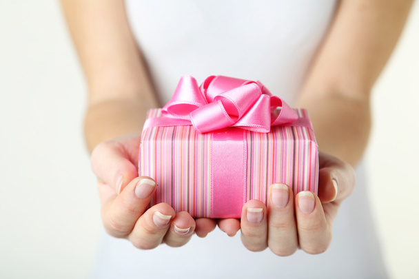 Female hands holding gift box - Foto, afbeelding