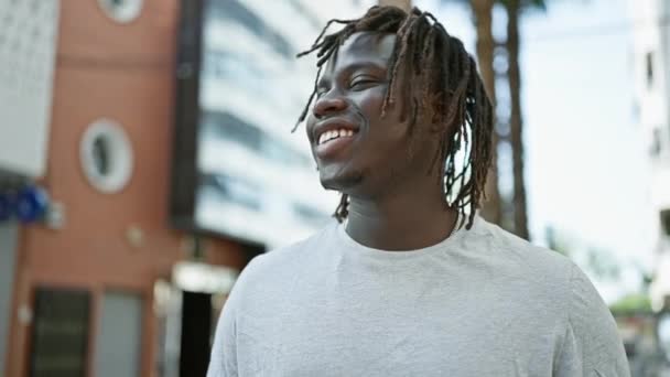 Afro-Amerikaanse man glimlachend zelfverzekerd staan op straat - Video