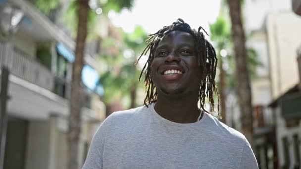 Αφροαμερικάνος χαμογελά σίγουρος στέκεται στο δρόμο - Πλάνα, βίντεο