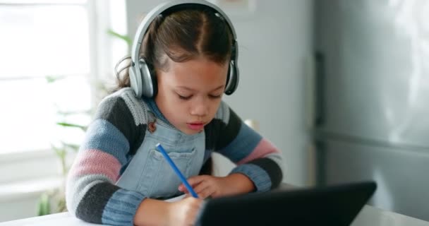 Εργασία, σκέψη και το παιδί με ακουστικά, γραπτώς εξετάσεις και μάθηση με tablet για εικονική τάξη. Μαθαίνοντας, μελετώντας και έξυπνο κορίτσι με το σχολείο στο σπίτι στην κουζίνα για online πρόγραμμα τάξη - Πλάνα, βίντεο