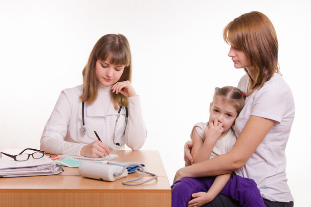 Педиатр пишет о назначении на лечение больного ребенка
 - Фото, изображение