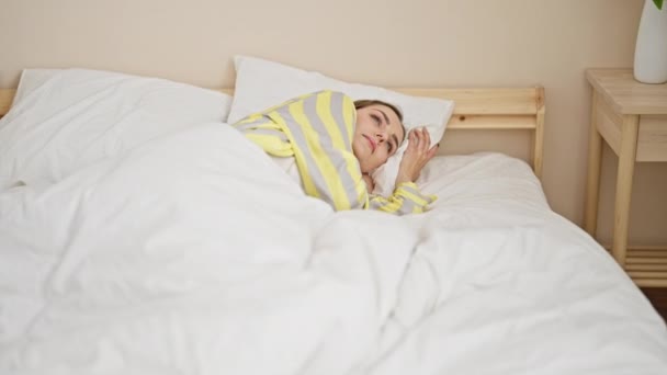 Giovane donna bionda svegliarsi in camera da letto - Filmati, video