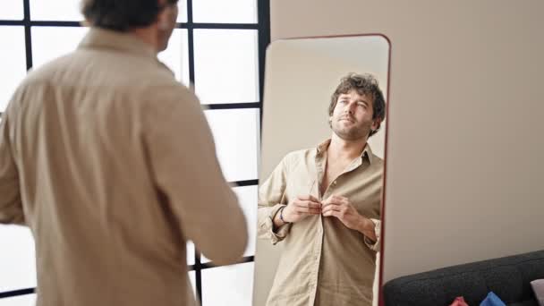 Νεαρός Ισπανός που φοράει πουκάμισο κοιτώντας τον καθρέφτη στο σπίτι - Πλάνα, βίντεο