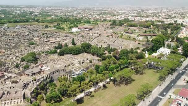 Pompejusz, Włochy. Widok z lotu ptaka na stare miasto z punktu widzenia drona w sezonie letnim. - Materiał filmowy, wideo