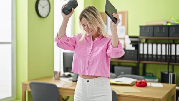 Mladá blondýna žena obchodní pracovník drží touchpad a kávu tanec v kanceláři - Záběry, video