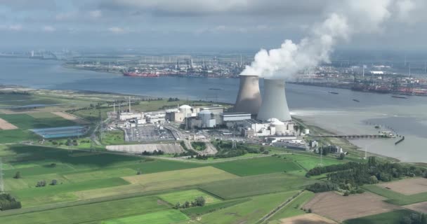 Découvrez une vue aérienne fascinante sur la centrale nucléaire de Doel, située le long de l'Escaut à la périphérie d'Anvers, en Belgique. - Séquence, vidéo