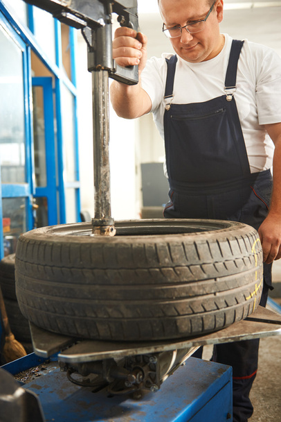 Mechaning changing car tire - Foto, Bild
