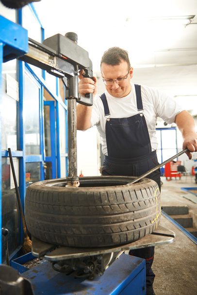 Mechaning changing car tire - Fotoğraf, Görsel