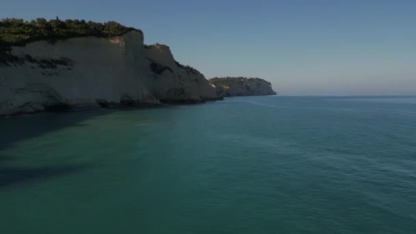 Wyspa Korfu, Grecja - 2023.07.01 - 09: Zdjęcia lotnicze dronów przylądka Drastis we wczesnych godzinach słonecznego poranka na wyspie Korfu - Materiał filmowy, wideo