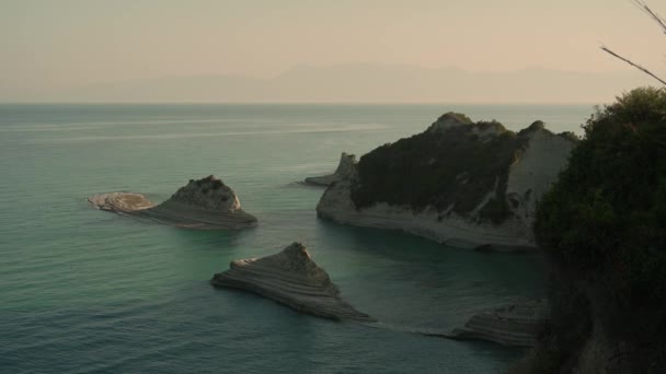 Corfu eiland, Griekenland - 2023.07.01 - 09: Luchtfoto drone beelden van Cape Drastis tijdens de vroege uren van een zonnige ochtend op Corfu eiland - Video