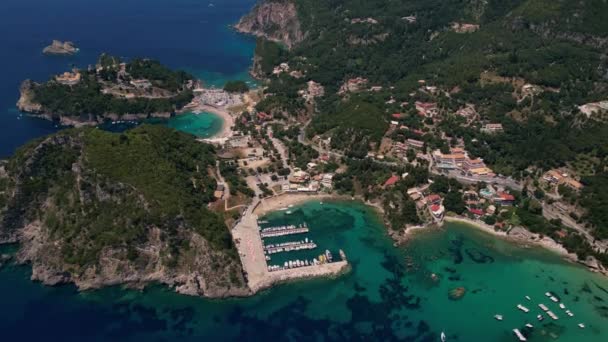 Korfun saari, Kreikka - 2023.07.01 - 09: Antenni drone materiaalia Palaiokastritsa, kaunis kylä upeat rannat Luoteis-Korfussa - Materiaali, video