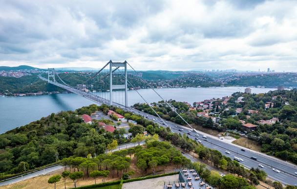 Vista aérea del puente Fatih Sultan Mehmet en Estambul, Turquía. Hermosa vista del Bósforo de Estambul. Disparo de dron. - Foto, Imagen