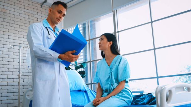 Arzt in Uniform untersucht Patient im Krankenhaus oder in der Klinik. Gesundheitswesen, medizinisches und ärztliches Dienstleistungskonzept. Jivy - Foto, Bild