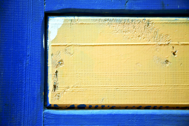 brudne pozbawione farby w niebieski żółty - Zdjęcie, obraz